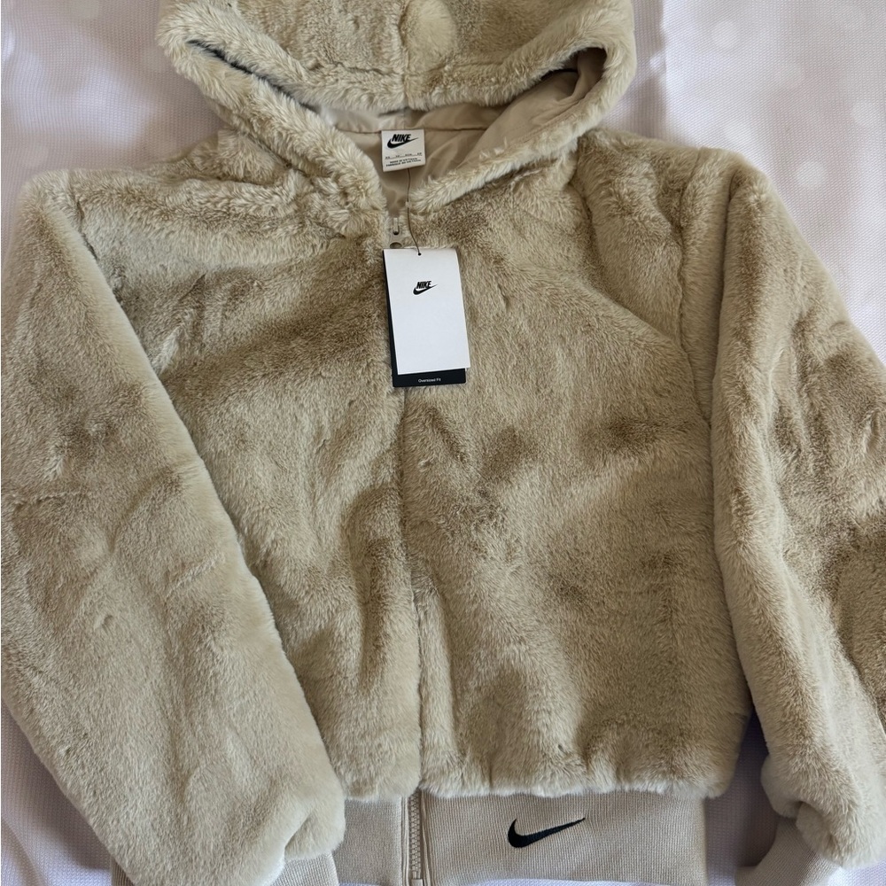 Nike Cream Puffer Jacket Warm Cozy Design